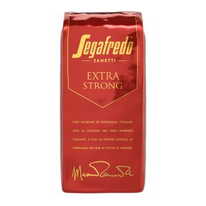 Rote Kaffeepackung mit Segafredo Extra Strong Kaffeebohnen