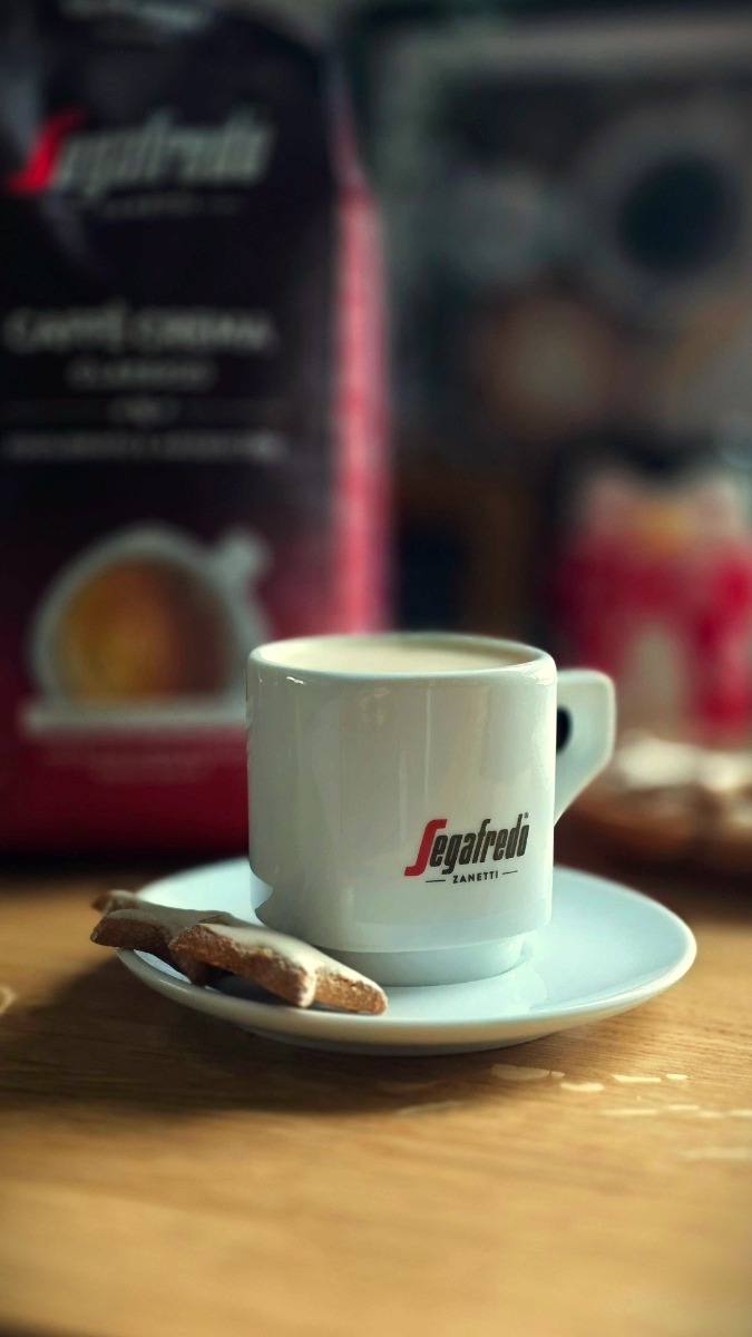 Ein Cappuccino von oben mit herbstlicher Dekoration