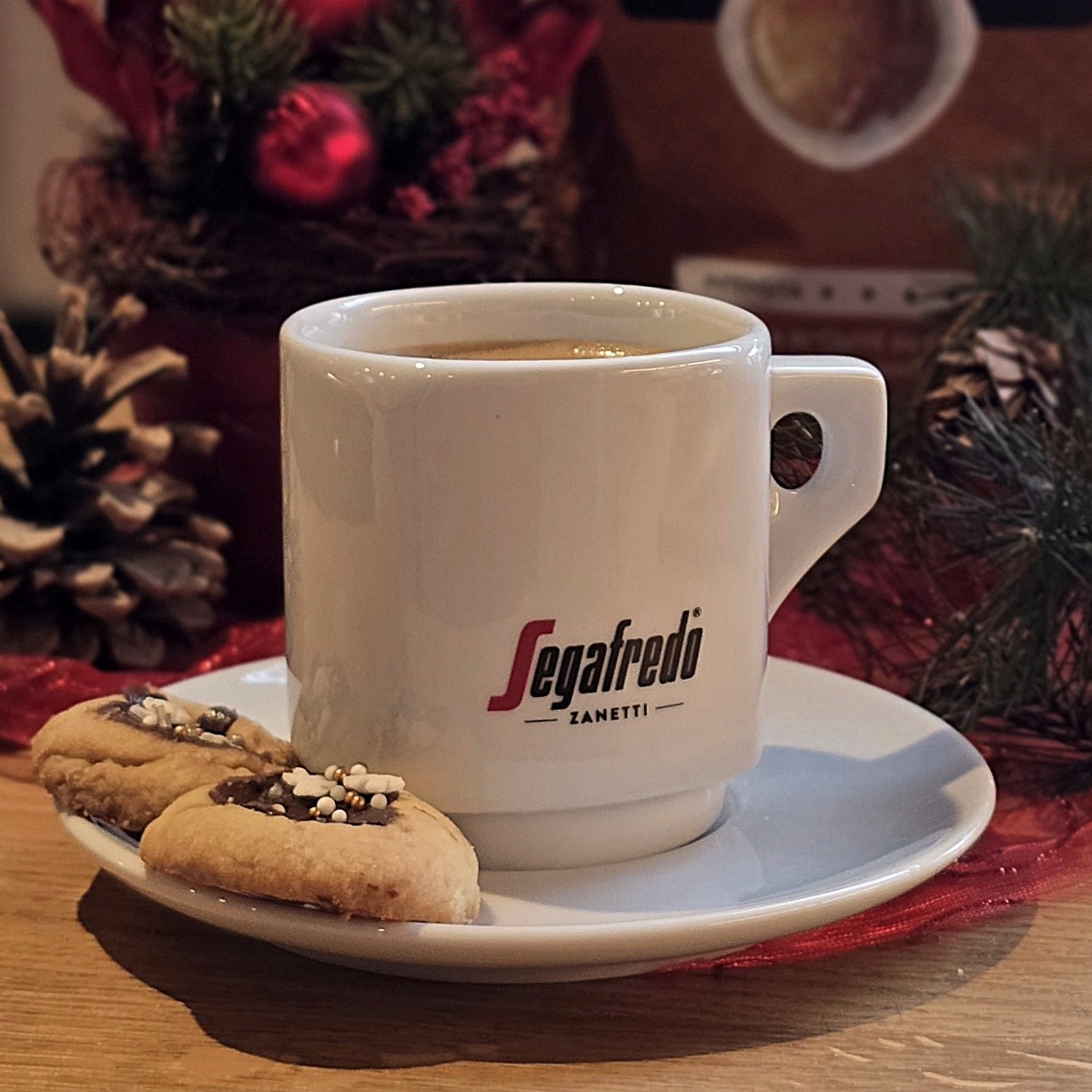 Ein Cappuccino von oben mit herbstlicher Dekoration