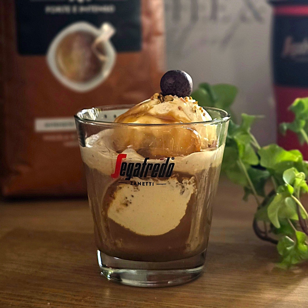 Ein kleines Glas Espresso mit einer Kugel Vanilleeis und Zimt