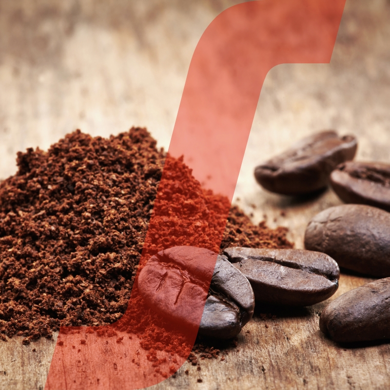 Kaffeebohnen und Kaffeemehl