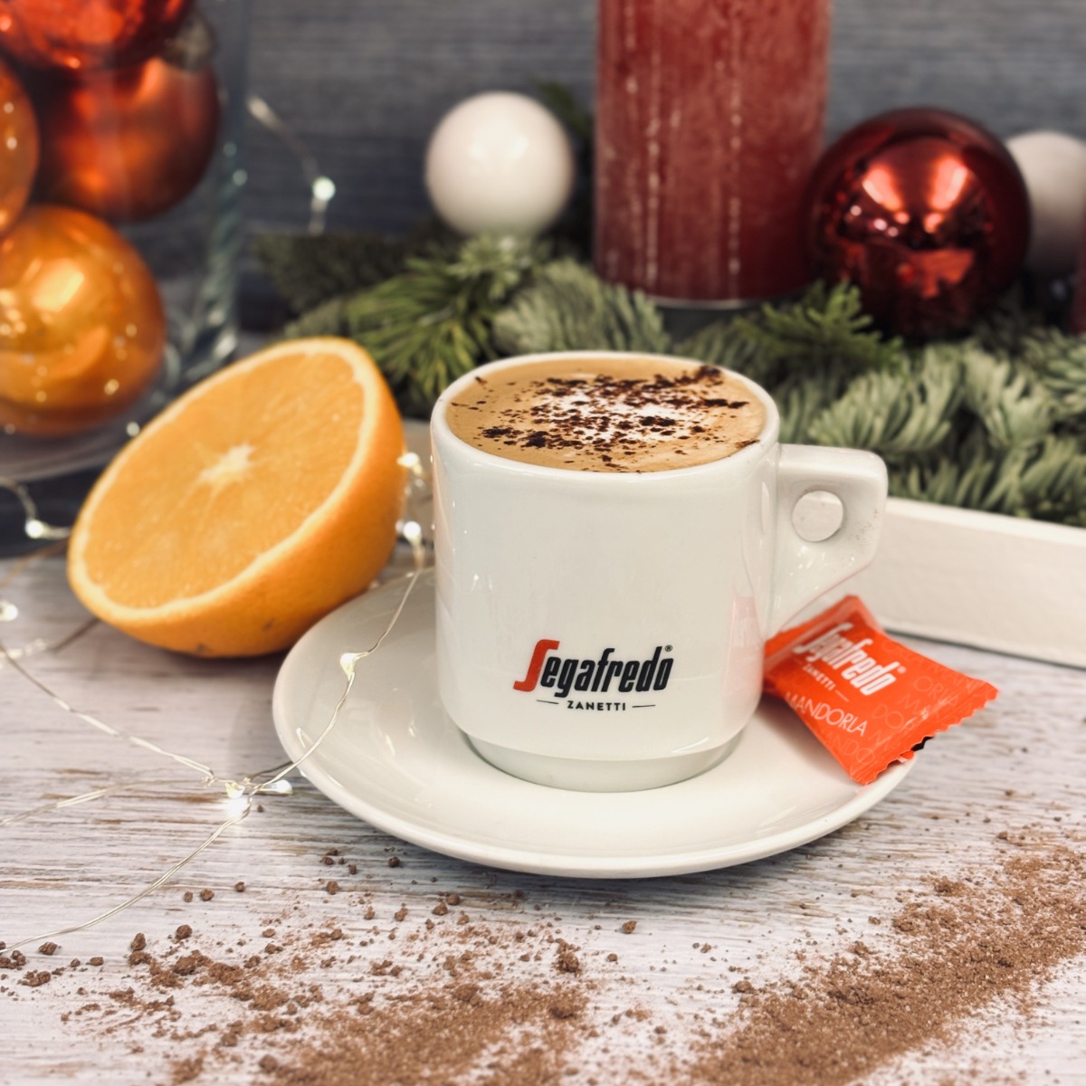 Ein Cappuccino mit Latte Art vor einer Lichterkette